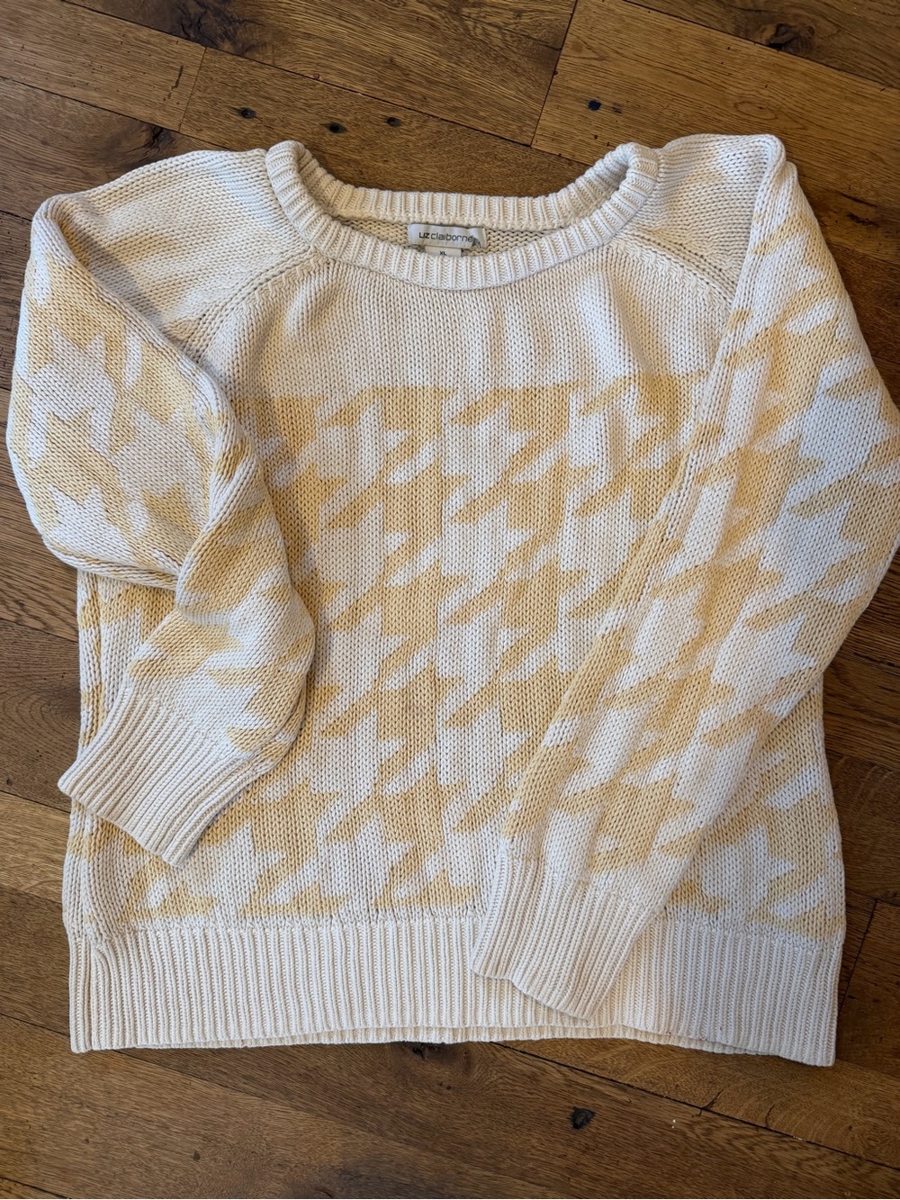 Liz Claiborne Cream and Beige Houndstooth Crewneck Sweater